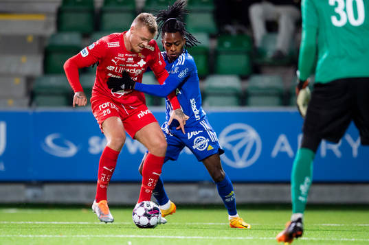 Värnamos Victor Eriksson och GIF Sundsvalls Ronaldo Damus