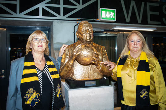 Eva Jansson och Lena Coldevin med en minnesskulptur av Lennart Johansson