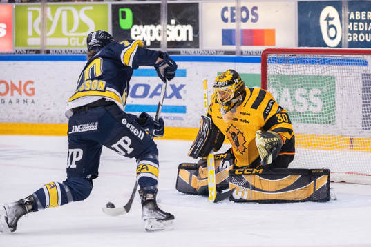 HV71s Marcus Davidsson mot Skellefteås målvakt Gustaf