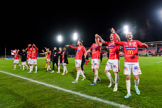 Degerfors spelare jublar och tackar publiken