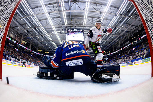 Malmö Redhawks Marcus Sylvegård gör mål på straff