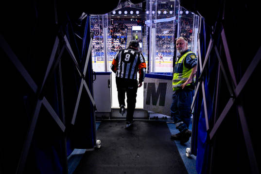 Domare Pehr Claesson på väg ut till rinken