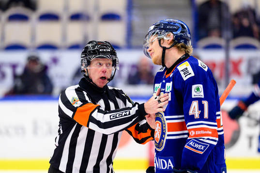 Domare Pehr Claesson pratar med Växjös Ludvig Nilsson