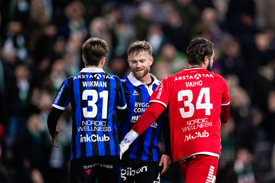 Sirius Adam Wikman, Dennis Widgren och målvakt Tommi Vaiho jublar