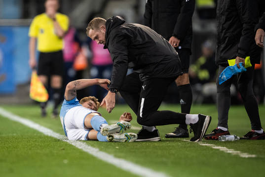 Malmö FFs Felix Beijmo får vård vid sidlinjen