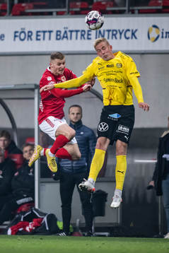 Kalmars David Kristjan Olafsson och Mjällbys Herman Johansson
