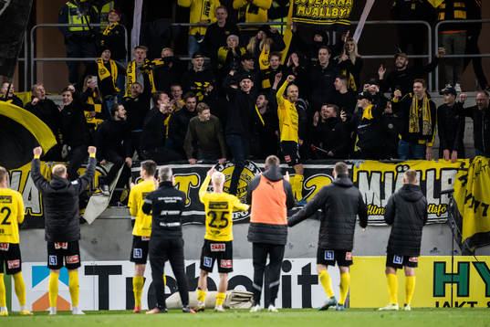 Mjällbys Viktor Gustafson jublar med publiken
