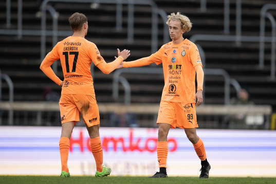 AFC Eskilstunas Anton Ekeroth och Leo Lif jublar efter slutsignalen