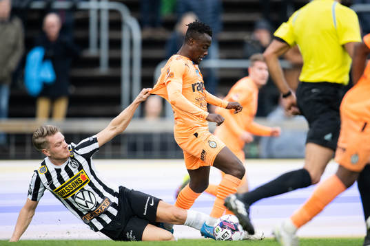 Landskronas Jacob Blixt och AFC Eskilstunas Aliyu Yakubu
