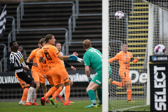 AFC Eskilstunas spelare gör självmål bakom målvakt Nick Wolters