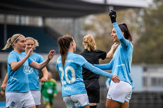 Malmö FFs Malin Gunnarsson jublar med lagkamrater