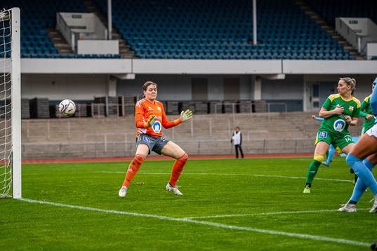 Malmö FFs Malin Gunnarsson gör 1-0 på Åhus målvakt Moa