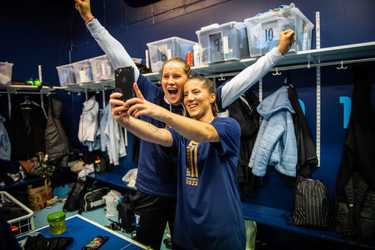 Malmö FFs Linnea Svensson och Lovisa Wifvesson jublar