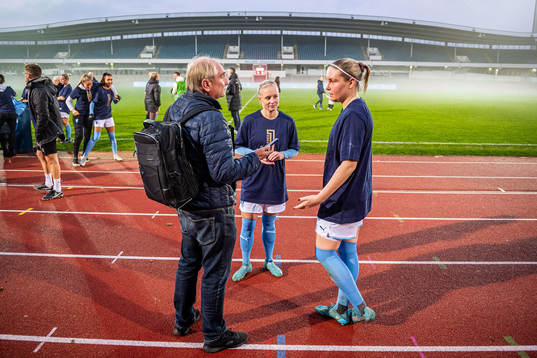 Malmö FFs Melina Skarström och Rebecka Holm intervjuas