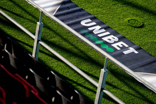En banderoll med Unibets logga på