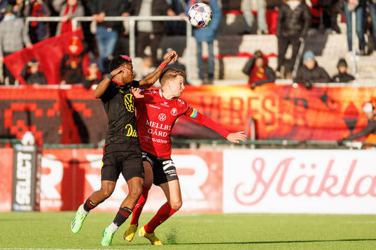 Östersunds Chovanie Amatkarijo i kamp med Trelleborgs Johan Blomberg 