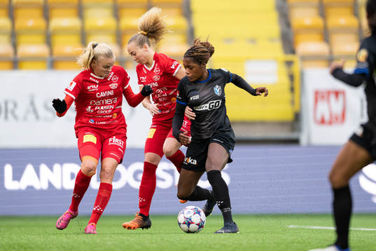 Bergdalens Elin Karlsson och Agnes Jelander i kamp med Växjös Evelyn Ijeh