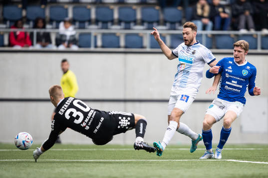 Umeå FCs målvakt Pontus Eriksson och Tobias Westin och