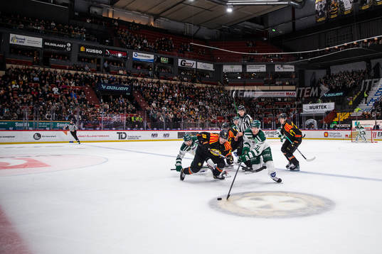 Brynäs Oscar Birgersson och Färjestads Carl Jakobsson