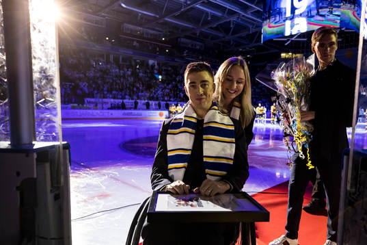 Tobias Forsberg hyllas innan ishockeymatchen i SHL mellan