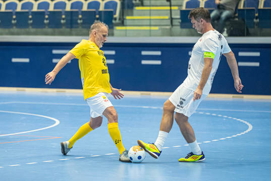 ors Roger Mattson och Vilirare-Västs Fredrik Risp under fotbollsmatchen i För livet cupen mot ALS mellan Malmölirare och Vilirare-ÖST den 22 oktober 2022 i Malmö. 