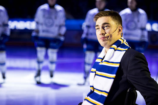 Tobias Forsberg hyllas innan ishockeymatchen i SHL mellan