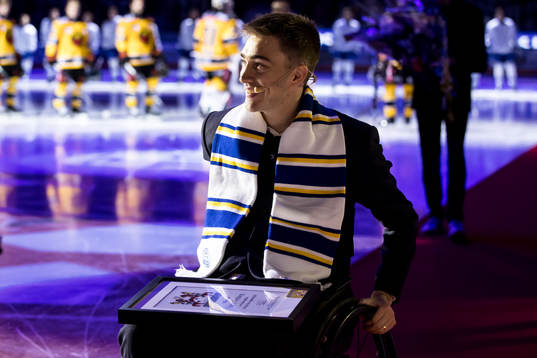 Tobias Forsberg hyllas innan ishockeymatchen i SHL mellan