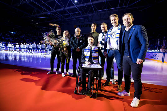Tobias Forsberg hyllas innan ishockeymatchen i SHL mellan