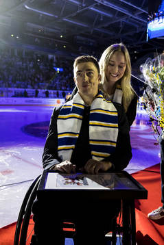 Tobias Forsberg hyllas innan ishockeymatchen i SHL mellan