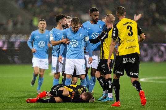 Häckens Samuel Gustafson har ont och Malmö FFs Anders