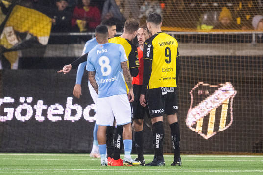 Domare Kristoffer Karlsson och Samuel Gustafson och