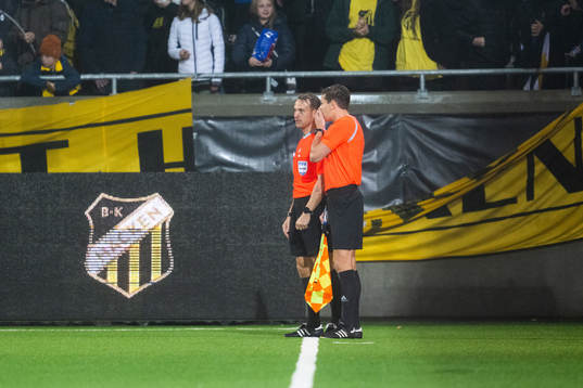 Domare Kristoffer Karlsson pratar med linjedomaren innan