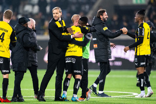 Häckens klubbdirektör Marcus Jodin jublar med spelarna