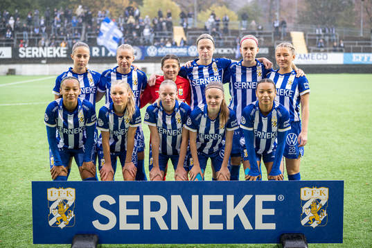 IFK Göteborgs startelva innan fotbollsmatchen i kvalet till damernas Division 1 mellan IFK Göteborg och Viken den 23 oktober 2022 i Göteborg. Övre raden Lagkapten Isabella Svanström, Filippa Hopkins, Målvakt Johanna Henriksson, Emma Broddheimer, Mimmi Bauréus och Ebba Fjordskär. Nedre raden Alicia Hellström, Leia Molund, Felicia Holmberg, Thilda Gianello och Ashley Hellström