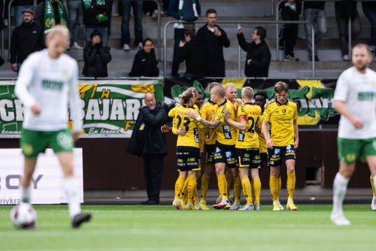 Elfsborgs Alexander Bernhardsson jublar med lagkamrater