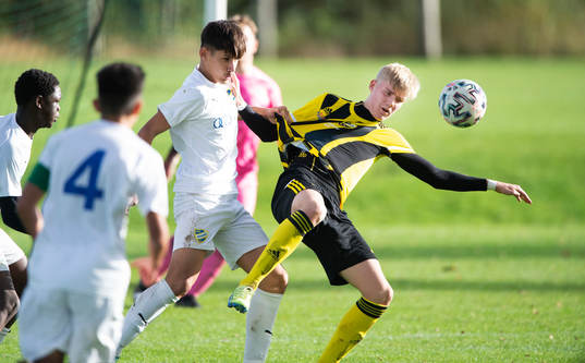 IFK Hässleholms Linus Roslund, tröjdragning, i juniormatchen, kval, U19, mellan IFK Hässleholm och IFK Malmö i Hässleholm 23 oktober 2022.