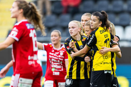 Häckens Anna Julia Csiki jublar med lagkamrater