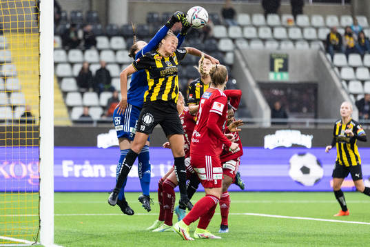 Piteås målvakt Stellan Carlsson och Häckens Elma Junttila Nelhage