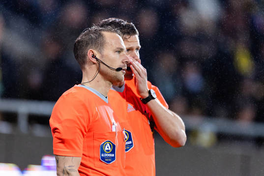 Domare Kristoffer Karlsson pratar med linjedomaren innan