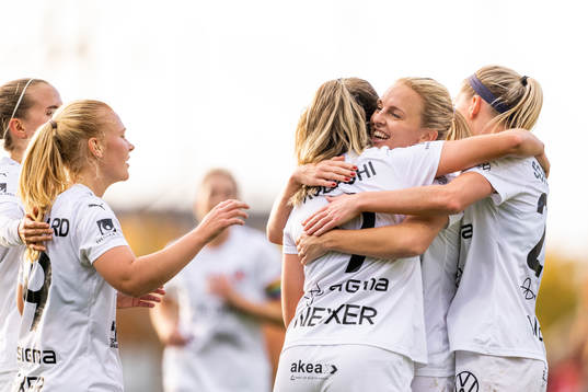 FC Rosengårds Mimmi Larsson jublar med Loreta Kullashi efter sitt 0-1 mål