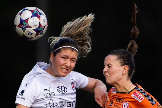 FC Rosengårds Loreta Kullashi i nickduell med Kristianstads Josefin Harrysson