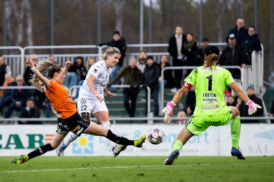 FC Rosengårds Olivia Schough mot Kristianstads Gabrielle Carle och målvakt Melina Loeck