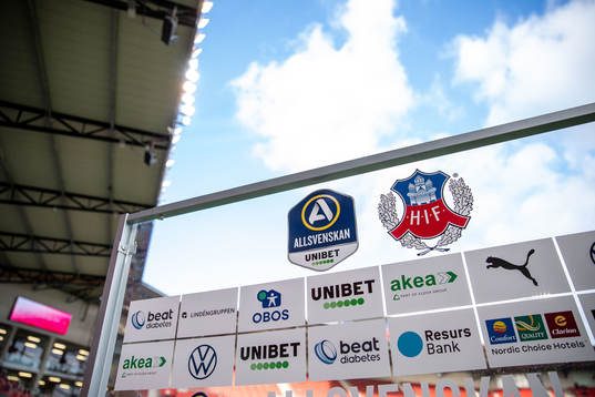 En skylt med Allsvenskans logotyp och Helsingborgs klubbmärke