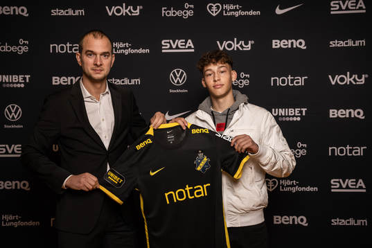 s sportchef Henrik Jurelius och Victor Andersson poserar för porträtt i samband med att han presenteras som nyförvärv av AIK den 24 oktober 2022 i Stockholm. 