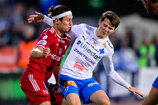IFK Norrköpings Jonathan Levi i kamp med Värnamos Jesper Dickman