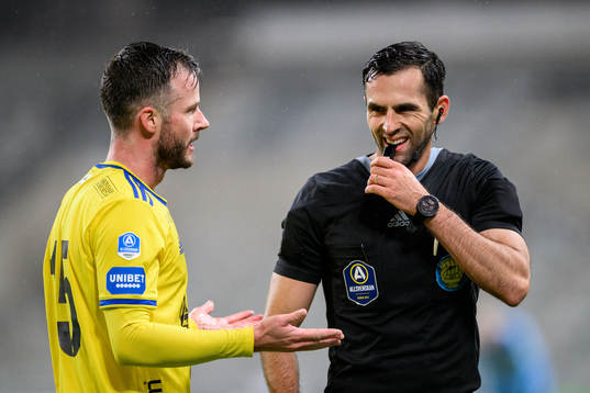 GIF Sundsvalls Robert Lundström och Domare Granit Maqedonci