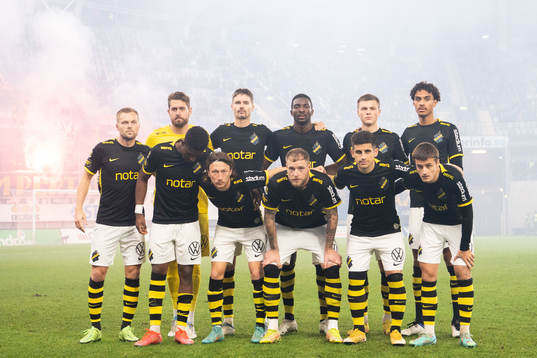 AIKs spelare ställer upp för lagbild