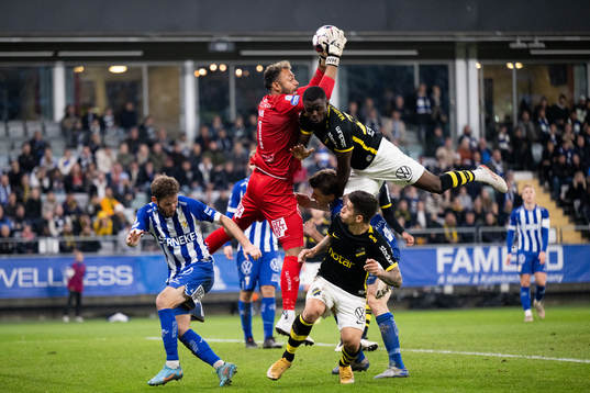 IFK Göteborgs målvakt Warner Hahn i kamp med AIKs Benjamin Mbunga Kimpioka och Nicolas Stefanelli