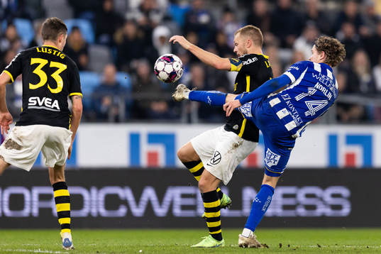 AIKs Sebastian Larsson och IFK Göteborgs Gustaf Norlin