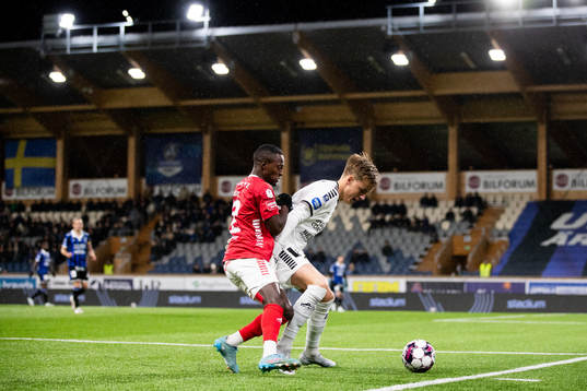 Kalmars Nahom Girmai Netabay och Sirius målvakt Hannes